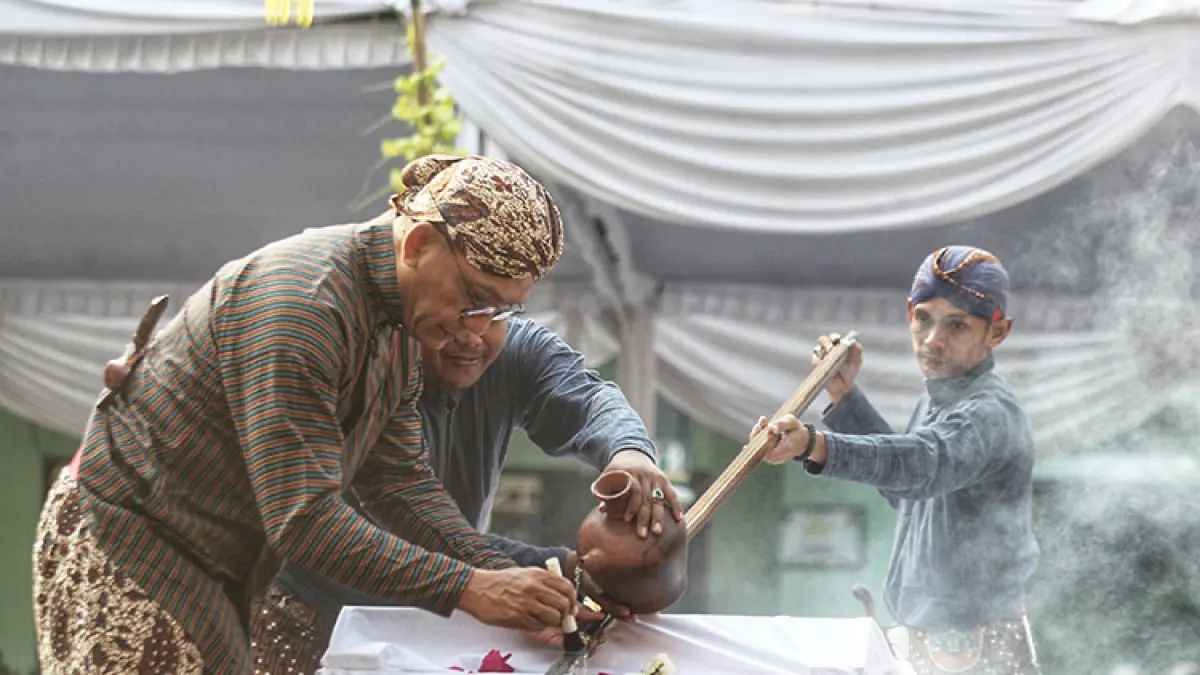 Wakil Wali Kota Jogja Wawan Harmawan menjamas pusaka tombak Kyai Wijoyo Mukti di kompleks Balai Kota Jogja, Kamis (16/7/2026). (Foto : Guntur Aga Tirtana/Radar Jogja) 