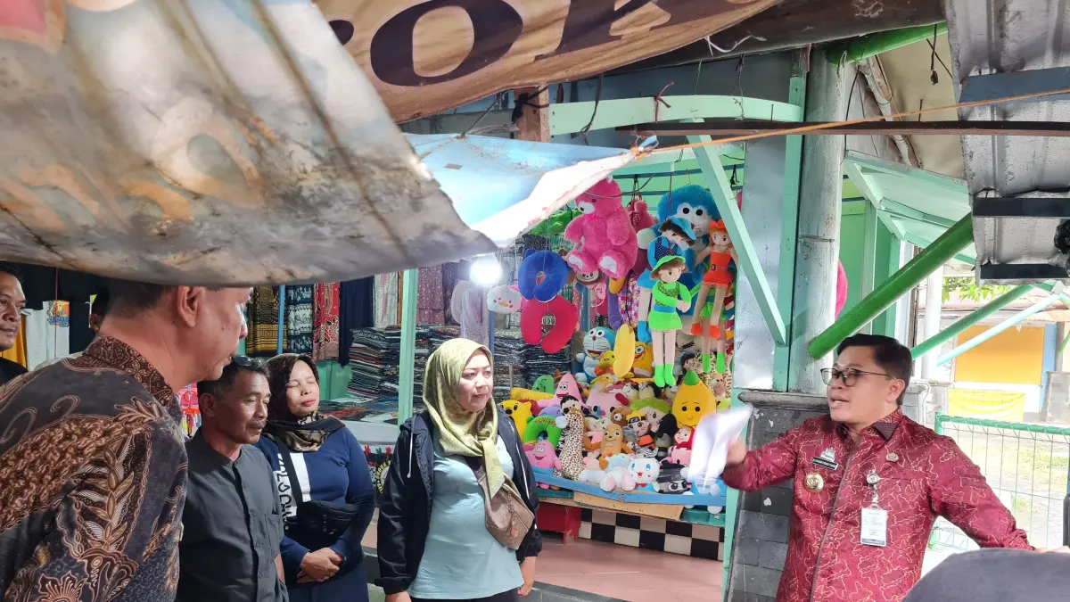 Wali Kota Magelang didampingi sejumlah OPD saat meninjau kios di kawasan Taman Kyai Langgeng, Kamis (16/7).