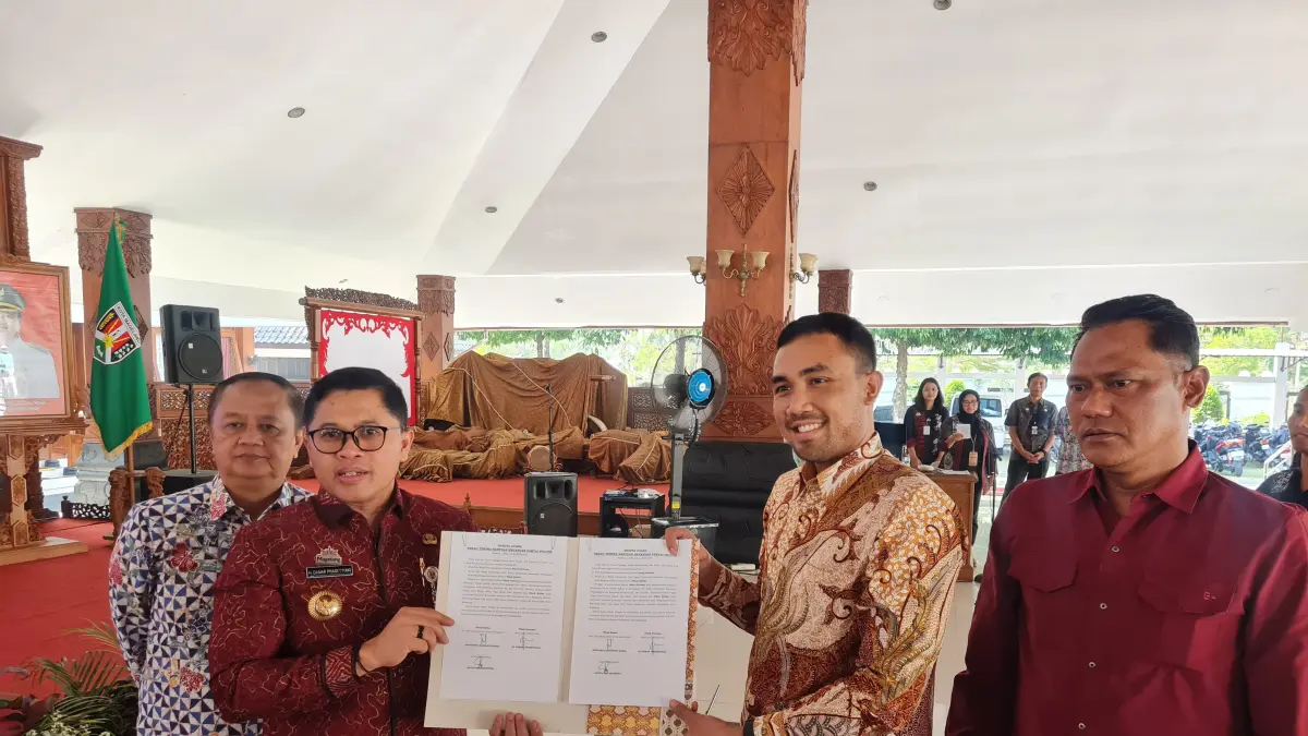 Wali Kota Magelang saat menyerahkan bantuan keuangan kepada sejumlah partai politik di Pendopo Pengabdian, Kamis (16/7).