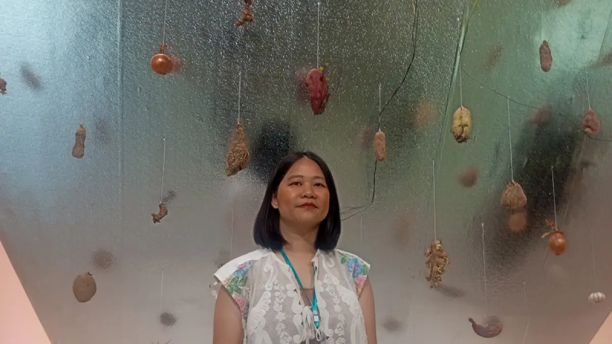 Yusuf Bastiar/Radar Jogja: Dalam sesi Meet the Artist ARTJOG 2026, Jessica Soekidi sedang memaparkan karya instalasi yang ia buat.