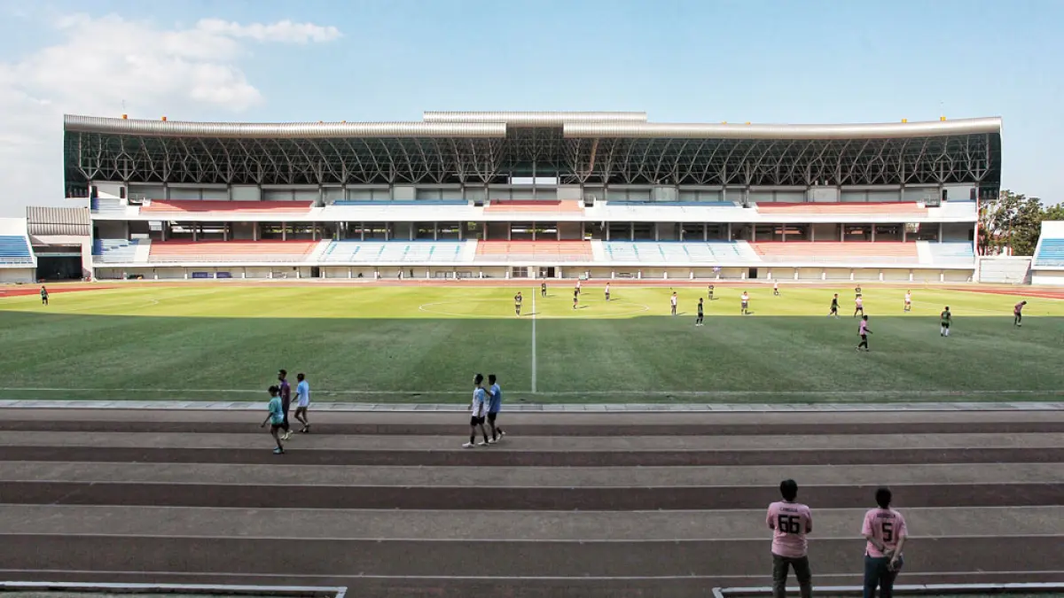 Suasana Stadion Mandala Krida, Kota Jogja, kemarin (17/7). Tahapan awal renovasi Stadion Mandala Krida terancam molor akibat proses Mutual Check Nol (MC-0) dan uji tanah belum dilakukan karena perbedaan pandangan terkait mekanisme pergeseran anggaran. Guntur Aga Tirtana/Radar Jogja 