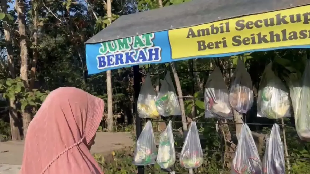 Sejumlah hasil panen warga tertata di Halte Jumat Berkah Padukuhan Sendowo Lor, Kalurahan Kedungkeris, Kapanewon Nglipar. Program yang digagas KWT Kanthil sejak 2022 dan berjalan efektif pada 2023 ini menjadi wadah berbagi hasil panen sekaligus memperkuat semangat gotong royong masyarakat. 