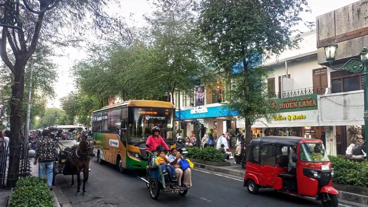 BELUM BEBAS KENDARAAN BERMOTOR: Keramaian yang ada di kawasan Malioboro. Kawasan ini ditargetkan full pedestrian pada November