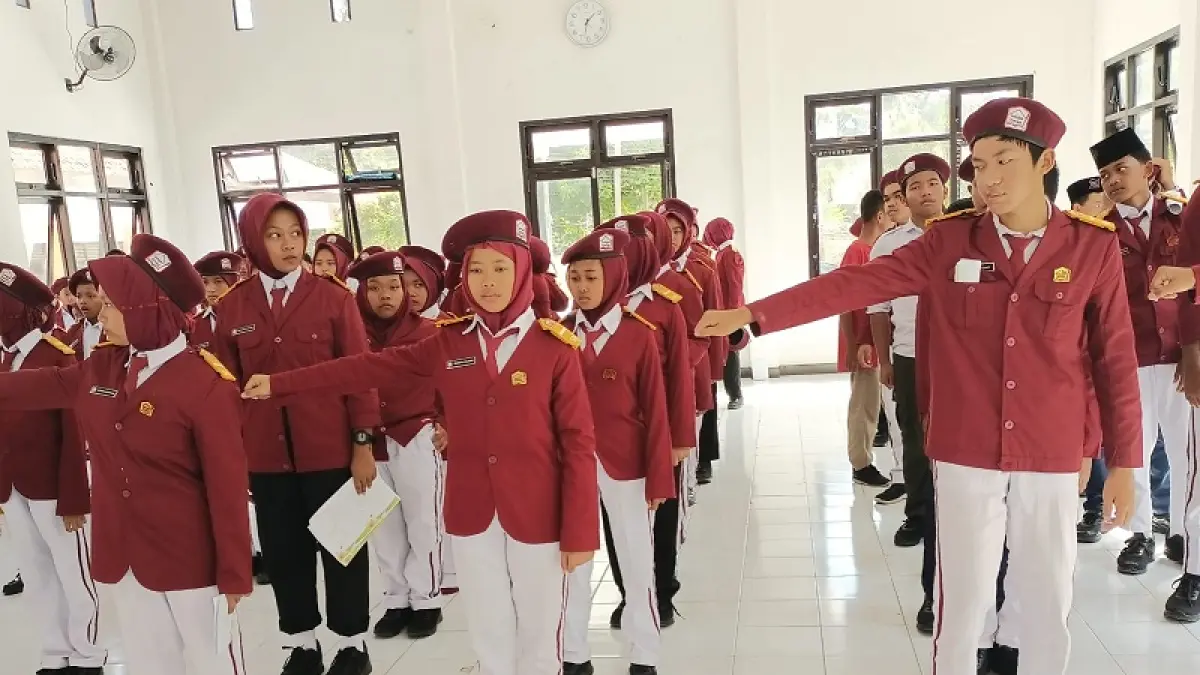 CARI ILMU: Murid Sekolah Rakyat Terintegrasi (SRT) 44 Kebumen dengan seragam khas dengan dilengkapi berbagai aktribut aktif mengikuti kegiatan belajar mengajar. (M Hafied/Radar Jogja)

&nbsp;