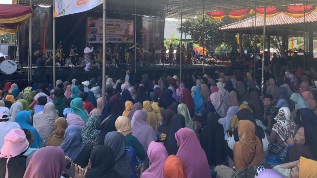 EVENT TAHUNAN: Warga memadati Balai Kalurahan Wiladeg, Karangmojo untuk melihatr perayaan Rasulan Wiladeg Jumat (17/7). (Dzika Fajar/Radar Jogja)