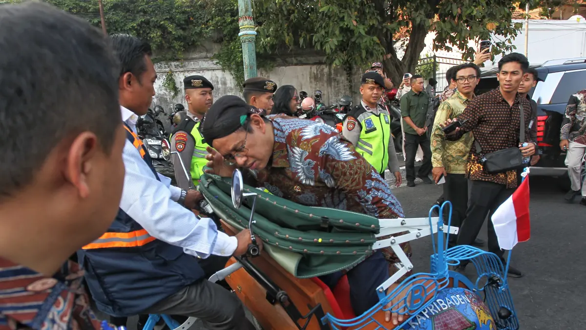 Menteri Keuangan Purbaya Yudhi Sadewa penasaran dengan becak kayuh listrik wisata (Bekalista) saat mengelilingi Alun-alun Selatan, Kota Jogja, Kamis (16/7). 
