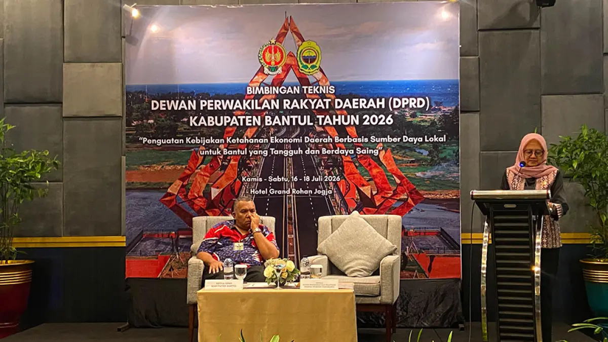 Metode Klasikal: Ketua DPRD Bantul Hanung Raharjo (duduk) menyimak sambutan Kepala Bandiklat DIY Amin Purwani. Cintia Yuliani/Radar Jogja