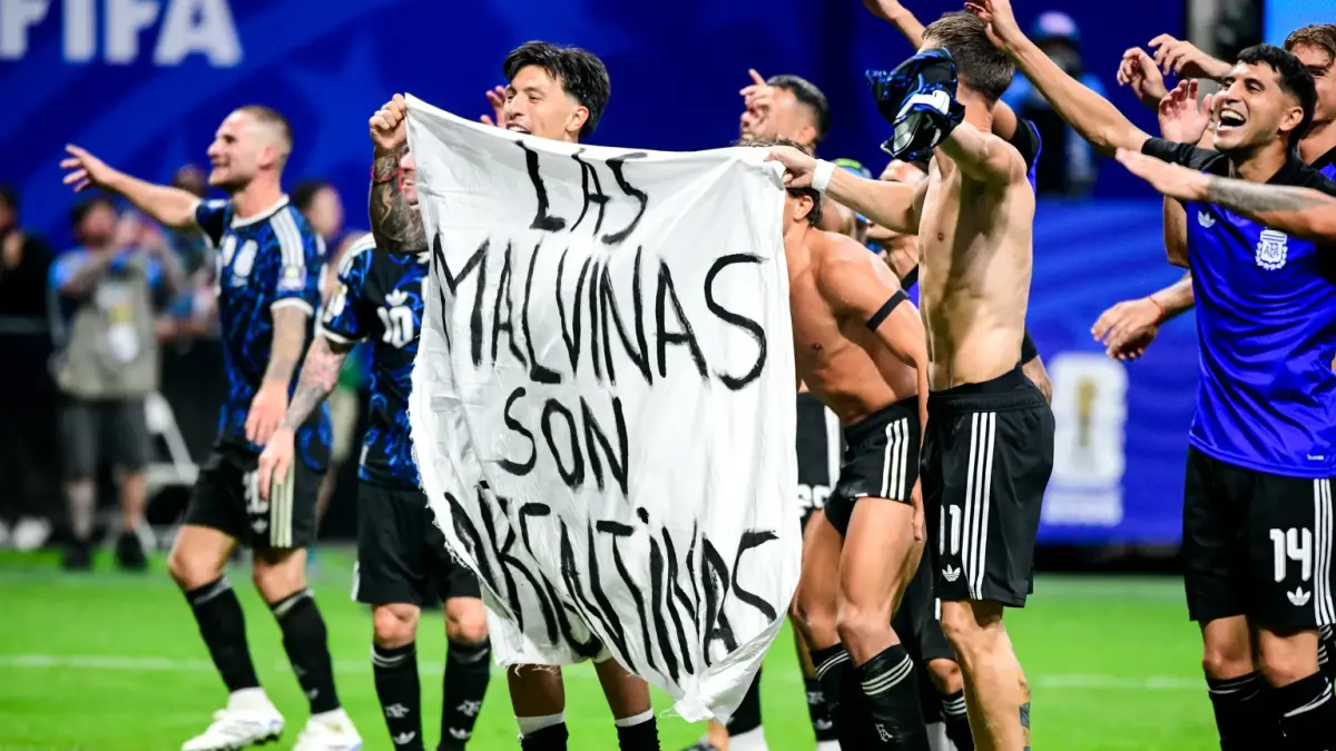 Para pemain Argentina berselebrasi dengan spanduk bernuansa politik dalam kemenangan atas Inggris.