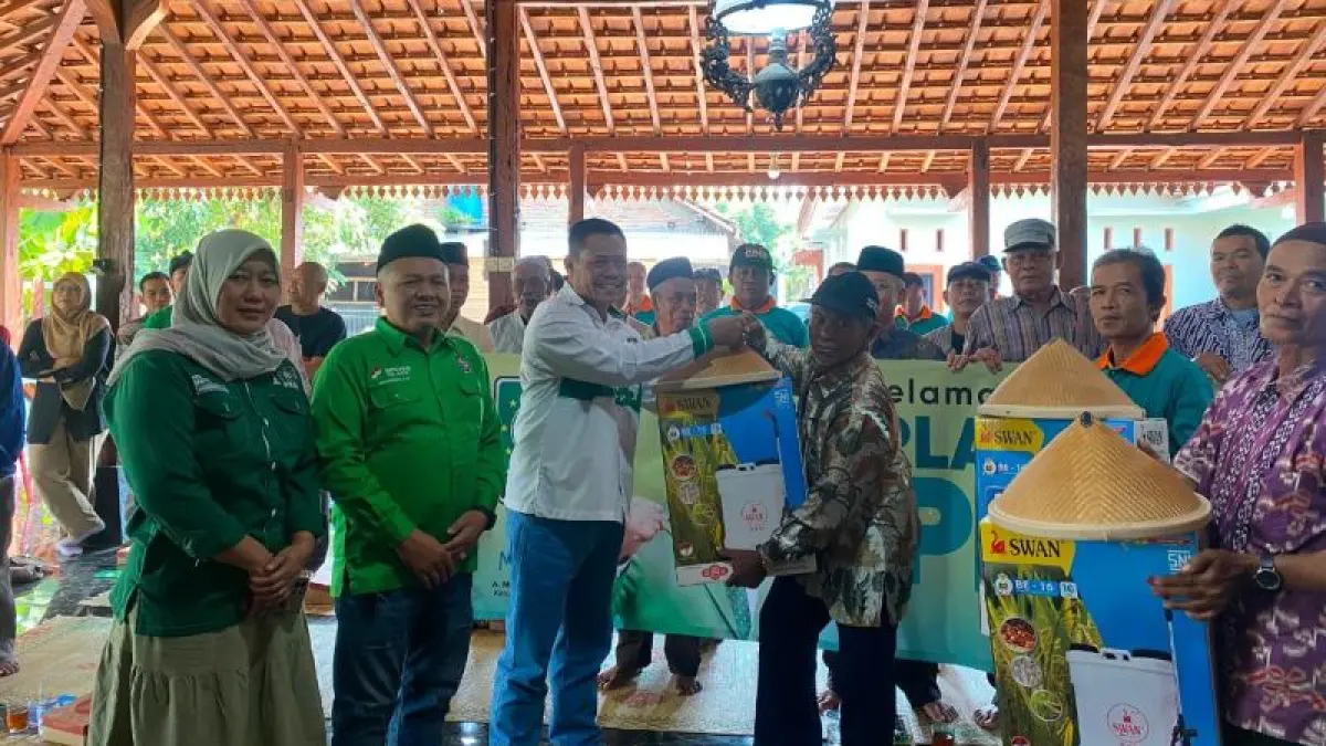 PRO PETANI: Ketua DPC PKB Kabupaten Bantul Suradal (tiga dari kiri) menyerahkan bantuan alsintan. (Istimewa)