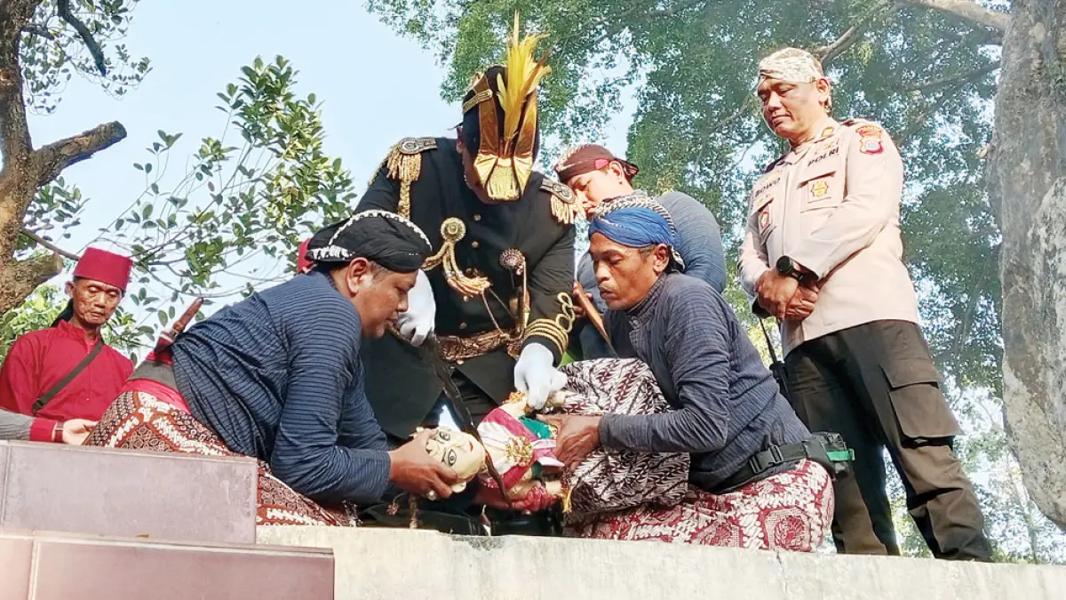 Prosesi pemotongan pengantin bekakak di Gunung Gamping Jumat (17/7). Delima Purnamasari/Radar Jogja