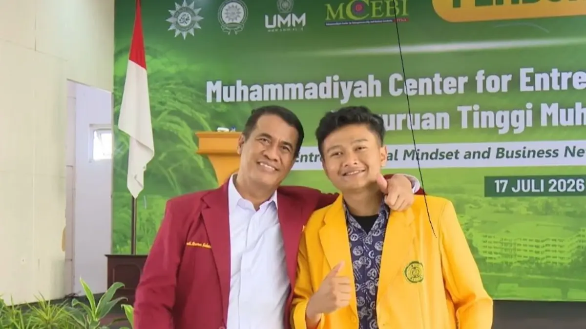 MUDA BERJAYA: Mentan Amran Sulaiman (kiri) bersama salah satu mahasiswa peserta Studentpreneur Boot Camp 2026 yang diselenggarakan Muhammadiyah Center for Entrepreneurship and Business Incubator Perguruan Tinggi Muhammadiyah dan 