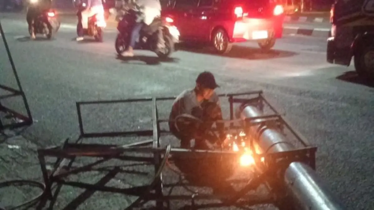 SALAHI ATURAN: Petugas Satpol PP Kabupaten Bantul sedang membongkar reklame yang langgar Perda Bantul. (Dokumentasi Satpol PP Kabupaten Bantul)