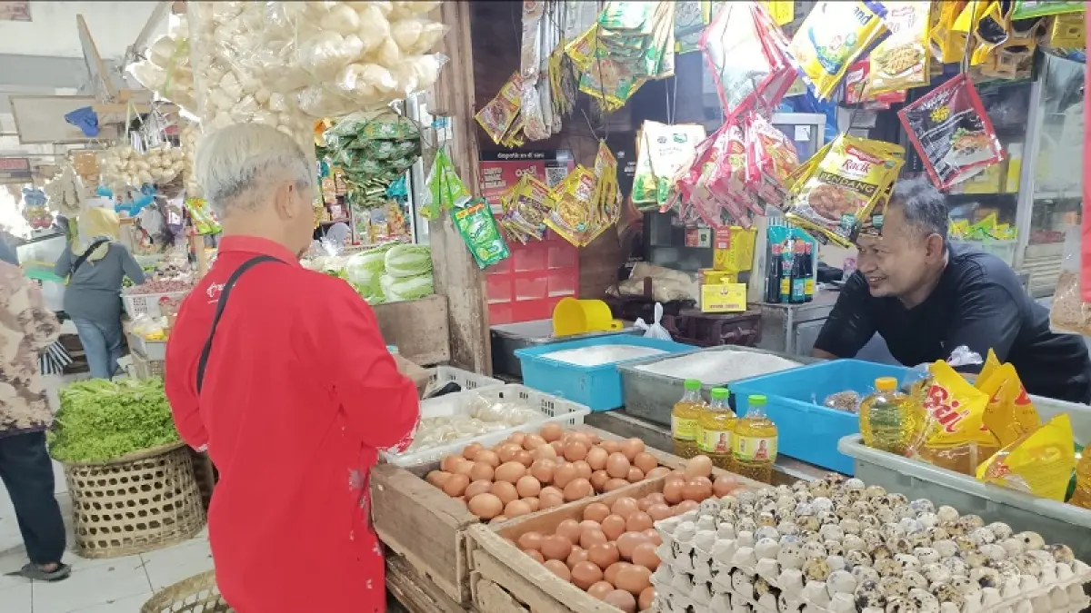TRANSAKSI: Pedagang di Pasar Tumenggungan Kebumen sedang melayani pembeli seiring kenaikan harga sejak sepekan terakhir. (M Hafied/Radar Jogja)