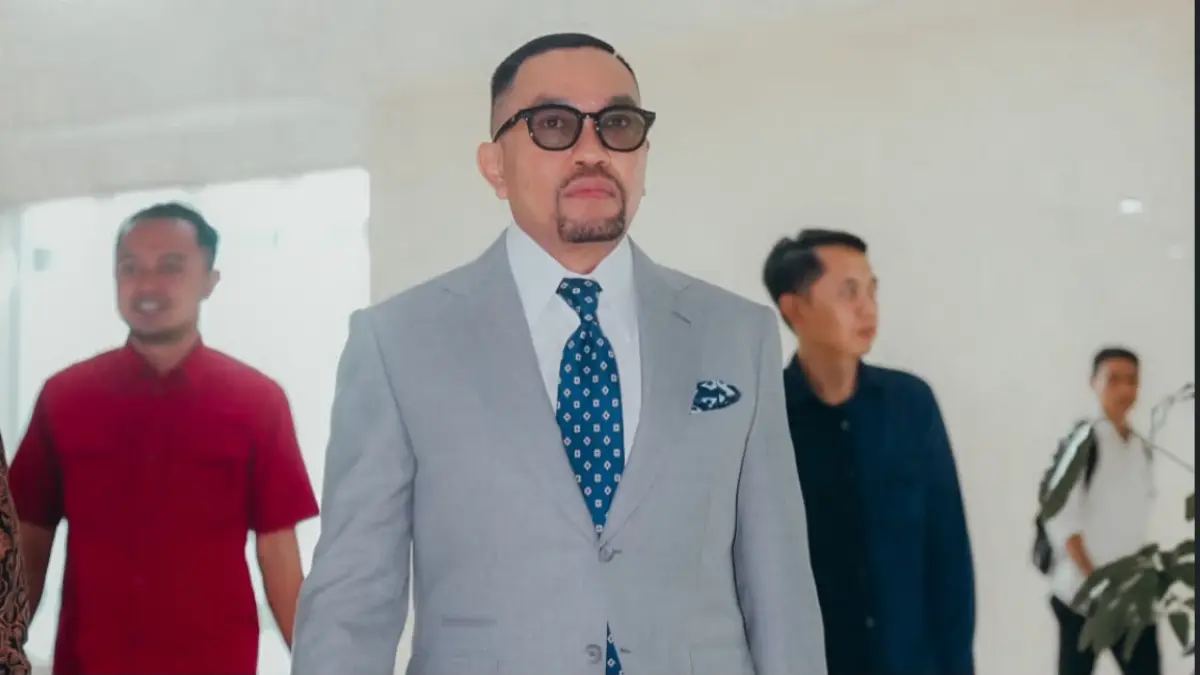 Wakil Ketua Komisi III DPR RI Ahmad Sahroni menghadiri kegiatan dengan mengenakan setelan jas abu-abu. (Instagram/Ahmad Sahroni )