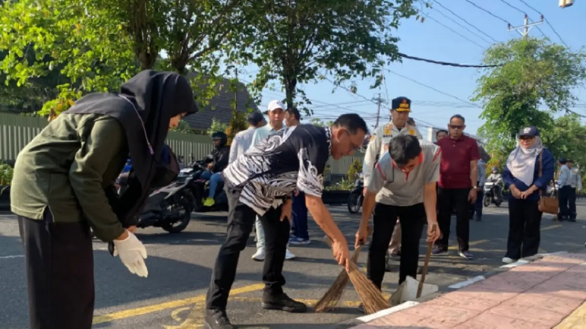 Wakil Wali Kota Jogja Wawan Harmawan saat turut dalam aksi bersih-bersih lingkungan sekolah dan kawasan Jalan Cik Di Tiro dalam kegiatan bertajuk Gerakan Reresik Sekolah, Jumat (17/7/2026)