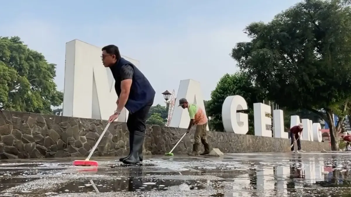 Wali Kota Magelang bersama warga dan instansi terkait saat membersihkan area alun-alun, Jumat (17/7).