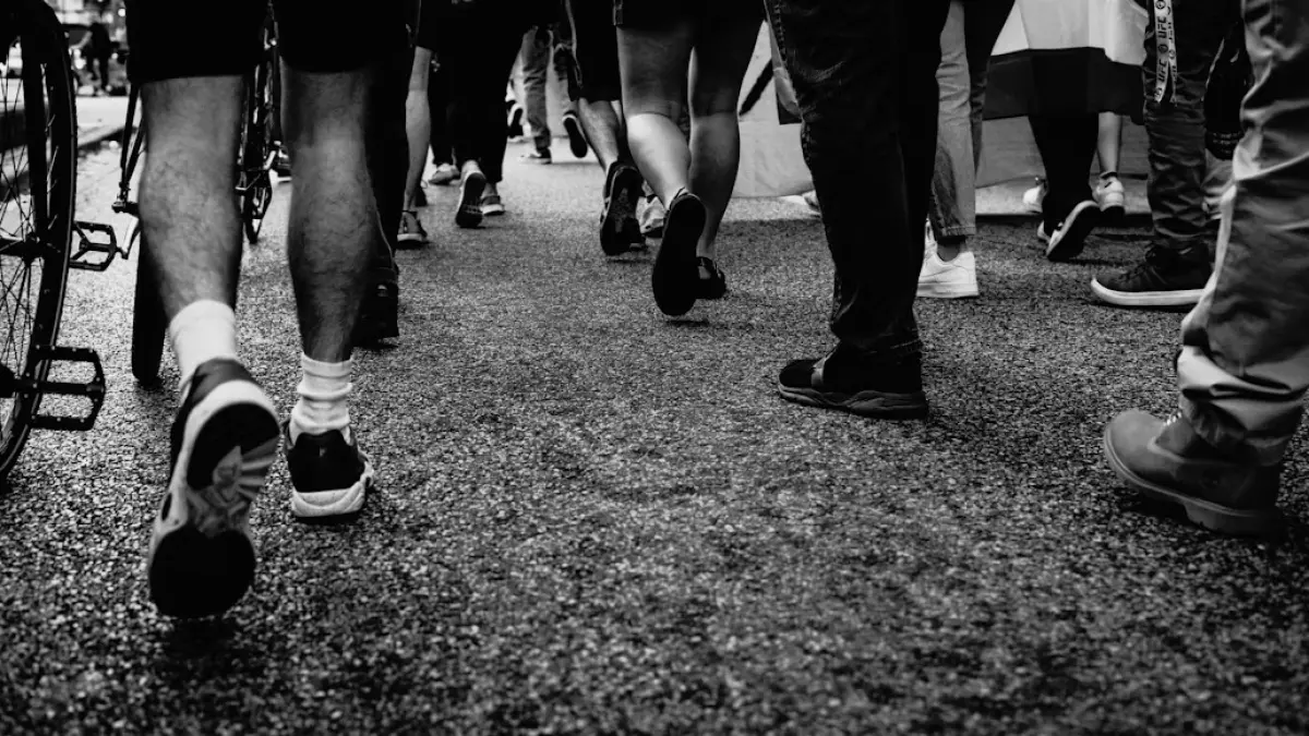 Gerombolan orang yang sedang berjalan. (Unsplash)