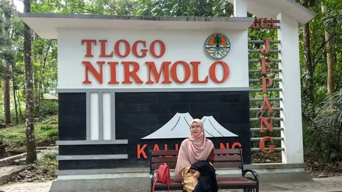 KENANGAN: Pengunjung saat berfoto di depan landmark Tlogo Nirmolo, Kaliurang, Sleman. Demi keselamatan dan keamanan, objek wisata ini resmi ditutup oleh TNGM pasca-erupsi Merapi 2010. 