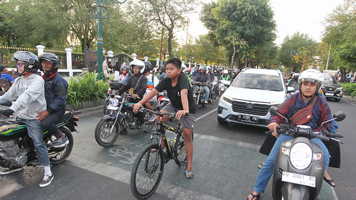 Anak-anak bersepeda melintas di jalur sepeda di Jalan Pangeran Mangkubumi, Jogja, (19/7/2026). (Foto: Guntur Aga Tirtana/Radar Jogja)