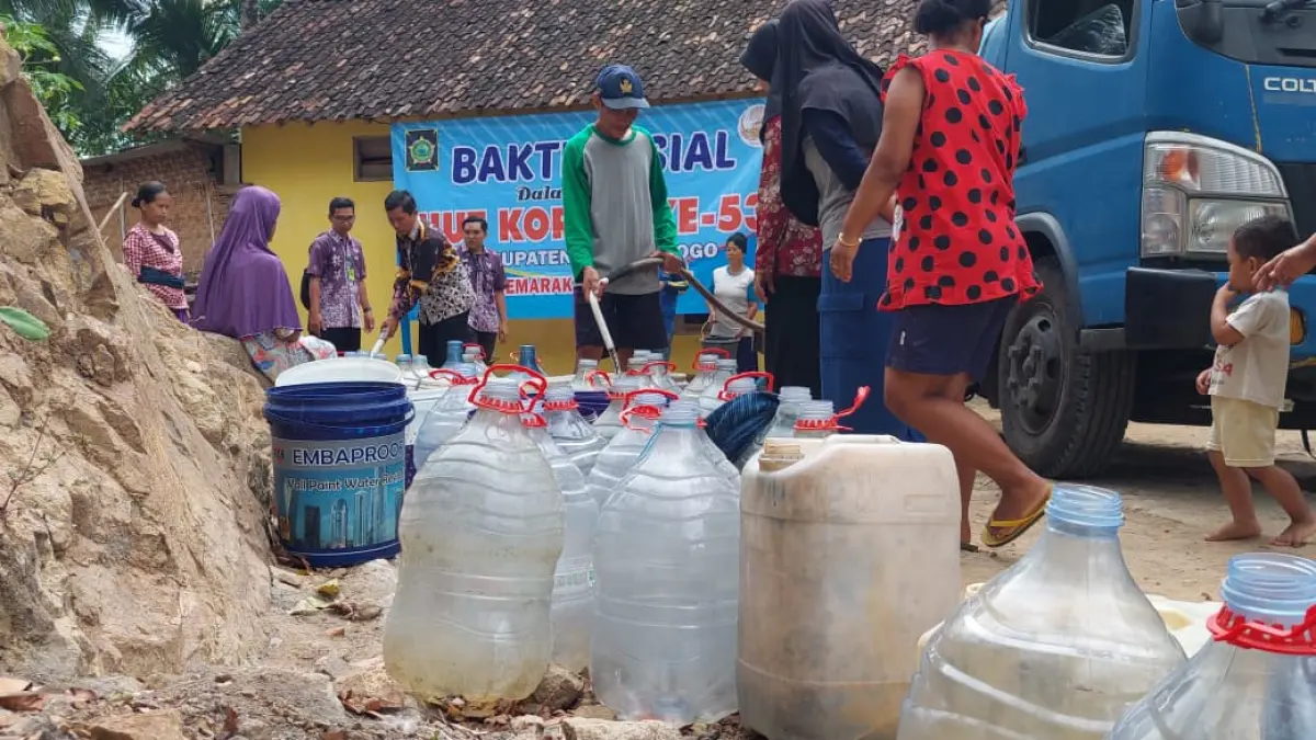 ANTRE: Masyarakat Kapanewon Kokap menunggu giliran pengambilan air bersih saat kemarau tahun 2024 lalu - ANOM BAGASKORO/RADAR JOGJA