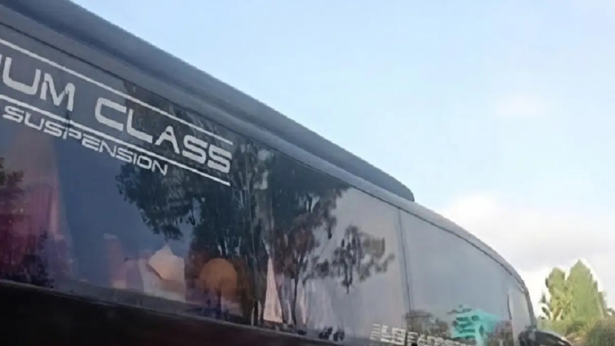 Bus pariwisata berwarna merah yang terlibat kecelakaan dengan sepeda motor Honda Scoopy di Jalur Jalan Lintas Selatan (JJLS) Padukuhan Pucung, Kalurahan Planjan, Kapanewon Saptosari, Sabtu (18/7/2026). (Istimewa)
