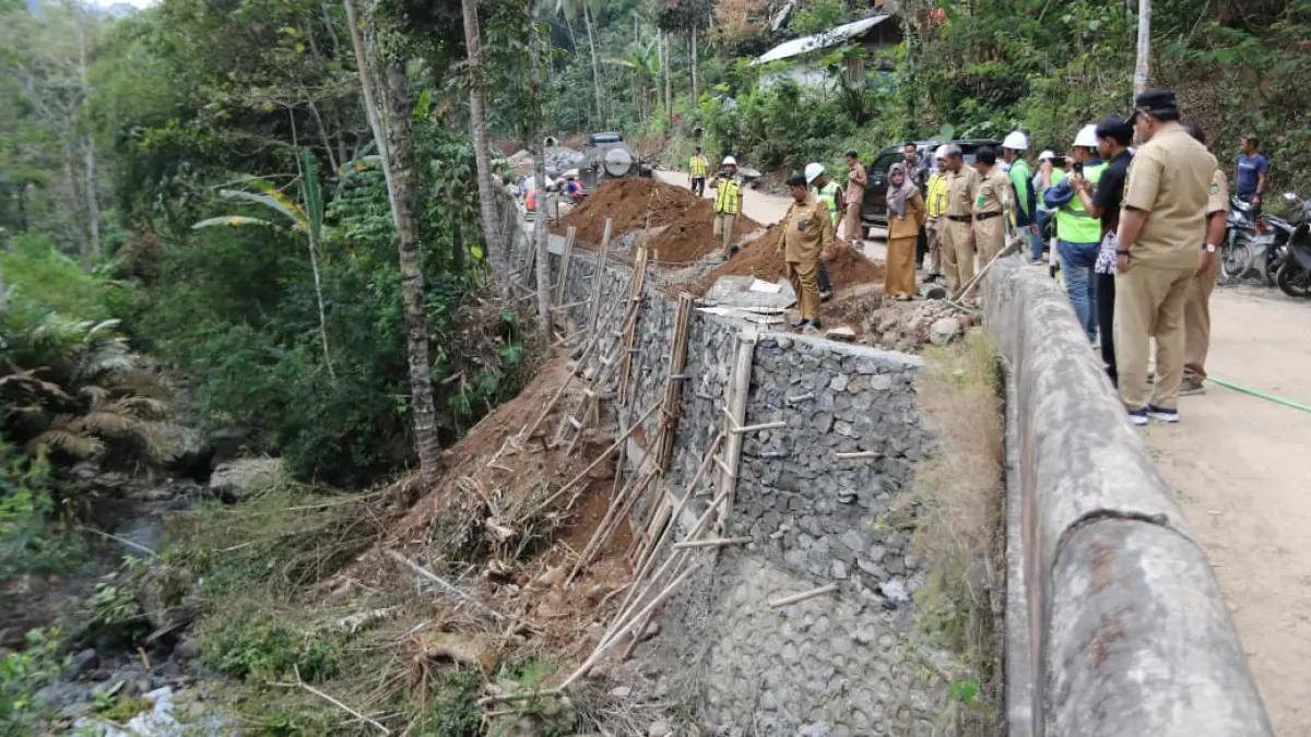 CEK: Bupati Kulon Progo meninjau Ruas Jalan Tegalsari Kebonharjo, Agustus 2025 lalu - ANOM BAGASKORO/RADAR JOGJA