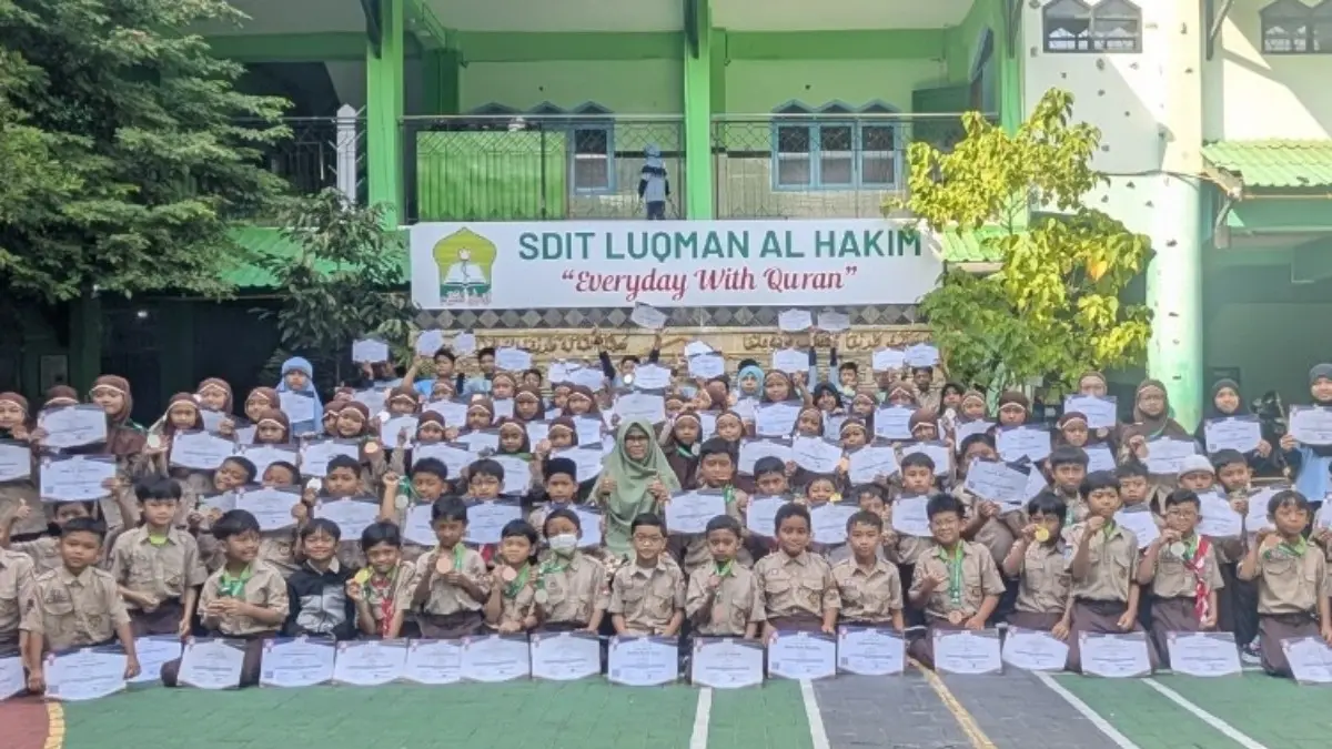 BERPRESTASI: Sebanyak 106 siswa SDIT Luqman Al Hakim Yogyakarta mendapatkan apresiasi atas keberhasilan mereka meraih medali dalam ajang International Kangaroo Mathematics Contest 2026. Apresiasi disampaikan saat penutupan MPLS Ramah 2026, Minggu (19/7/2026). (ISTIMEWA)