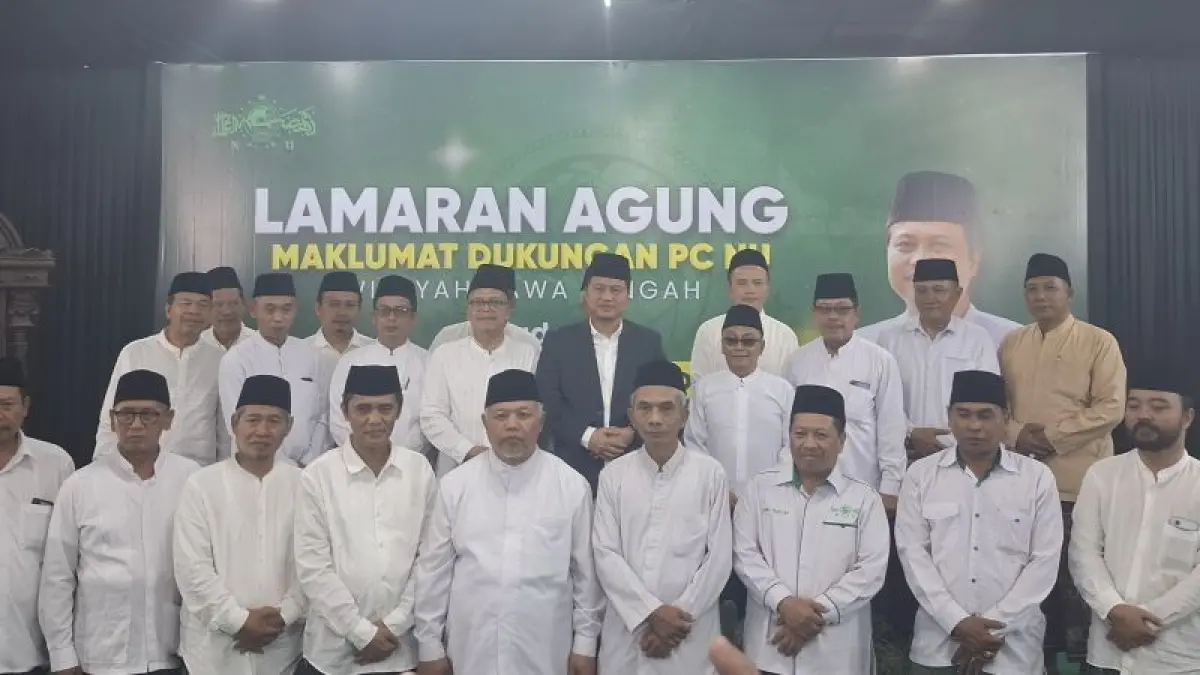 KOMPAK: Puluhan PCNU se-Jawa Tengah mendeklarasikan diri untuk mendukung Gus Yusuf maju sebagai calon Ketua Umum PBNU, Sabtu malam (19/7). (NAILA&nbsp;NIHAYAH/RADAR JOGJA)