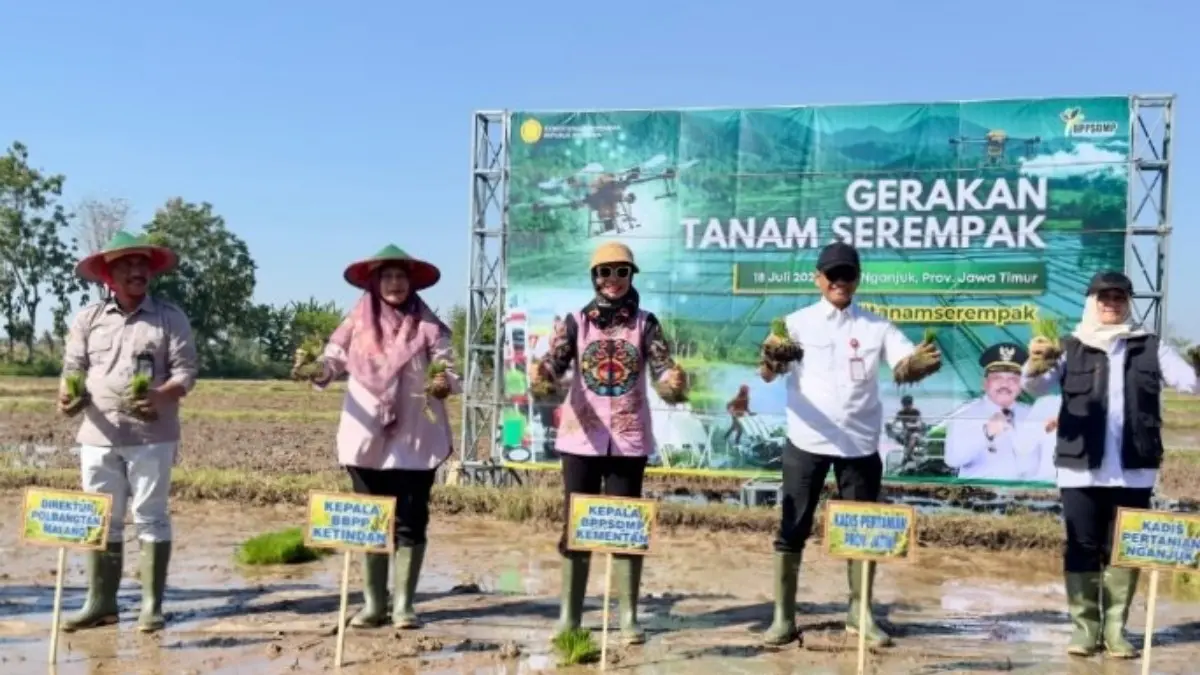 LAHAN OPLAH: Kepala BPPSDMP Kementan Idha Widi Arsanti (tengah) secara simbolis mrnanam padi dalam kegiatan tanam serentak di 