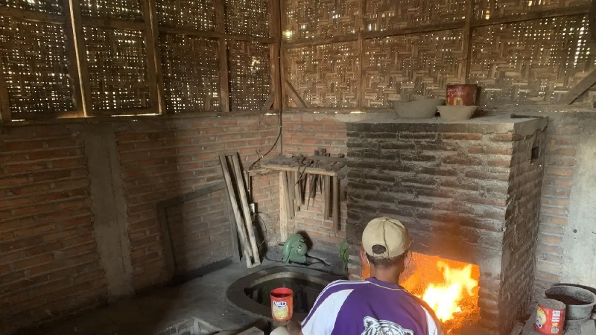 MEMPRODUKSI: Perajin Gamelan Nusantara di Padukuhan Mendak, Kalurahan Girisekar, Kapanewon Panggang, Gunungkidul, menyelesaikan proses pembuatan instrumen gamelan. (Dzika Fajar/Radar Jogja)