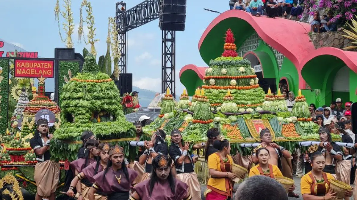 MERIAH: Warga berduyun-duyun memadati area Ketep Pass untuk mengikuti garebeg gunungan Minggu (19/6). (NAILA NIHAYAH/RADAR JOGJA)