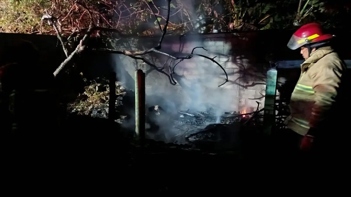 PADAMKAN API: Petugas UPT Damkarmat Gunungkidul memadamkan kebakaran gudang di Kalurahan Gedangrejo, Kapanewon Karangmojo, Sabtu (18/7/2026) malam.&nbsp;(Dokumentasi Damkarmat Gunukidul)