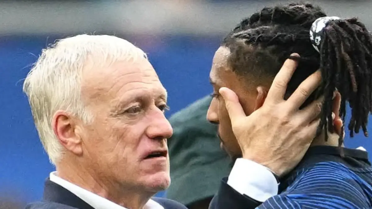 Pelatih Prancis, Didier Deschamps hibur Michael Olise yang menangis setelah kekalahan dari Inggris.