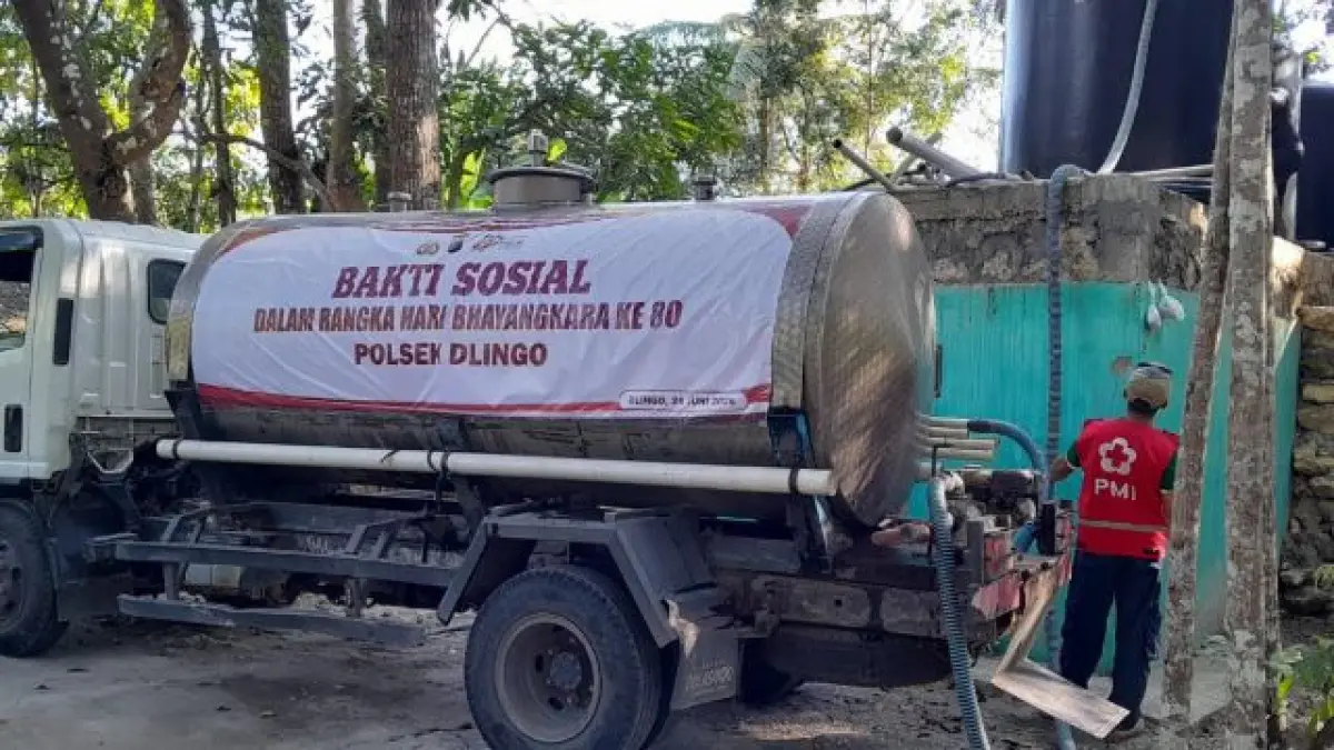 Petugas sedang melakukan droping air di Kapanewon Dlingo. (Dokumentasi BPBD Kabupaten Bantul)