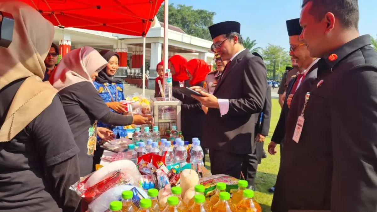 SIMULASI: Bupati Magelang Grengseng Pamuji bersama jajaran forkompimda saat berbelanja di Lapangan Drh Soepardi. (NAILA NIHAYAH/RADAR JOGJA)