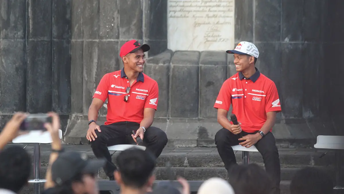Dua pembalap Indonesia yang berkiprah di Kejuaraan Dunia, Veda Ega Pratama (kanan) dan Mario Suryo Aji, menghadiri Homecoming Tour Local Heroes Indonesia bertema "Indonesia Mendunia" di Plaza Monumen Serangan Umum 1 Maret, Kota Jogja, kemarin (19/7). Foto : Guntur Aga Tirtana/Radar Jogja 