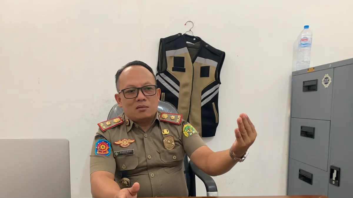 Kepala Bidang Penegakan Peraturan Daerah Satpol PP Kabupaten Gunungkidul, Sumarno, memberikan keterangan terkait penguatan penegakan Perda Nomor 7 Tahun 2021 melalui pemasangan kembali papan informasi larangan mengemis dan memberi kepada pengemis saat ditemui di Kantor Satpol PP Gunungkidul, Senin (20/7/2026). (Dzika Fajar/Radar Jogja)