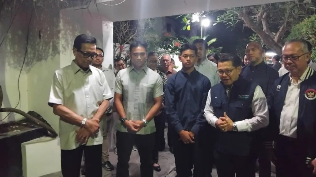 Dua pembalap internasional Veda Ega Pratama dan Mario Suryo Aji setelah makan malam bersama Sri Sultan Hamengku Buwono X di Keraton Kilen, Minggu (17/7) malam. (Rizky Wahyu/Radar Jogja)