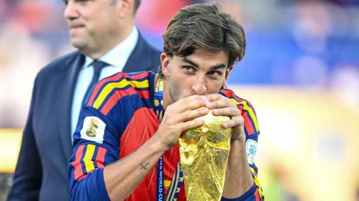 Ferran Torres mencium trofi Piala Dunia setelah mencetak gol kemenangan Spanyol atas Argentina di final.