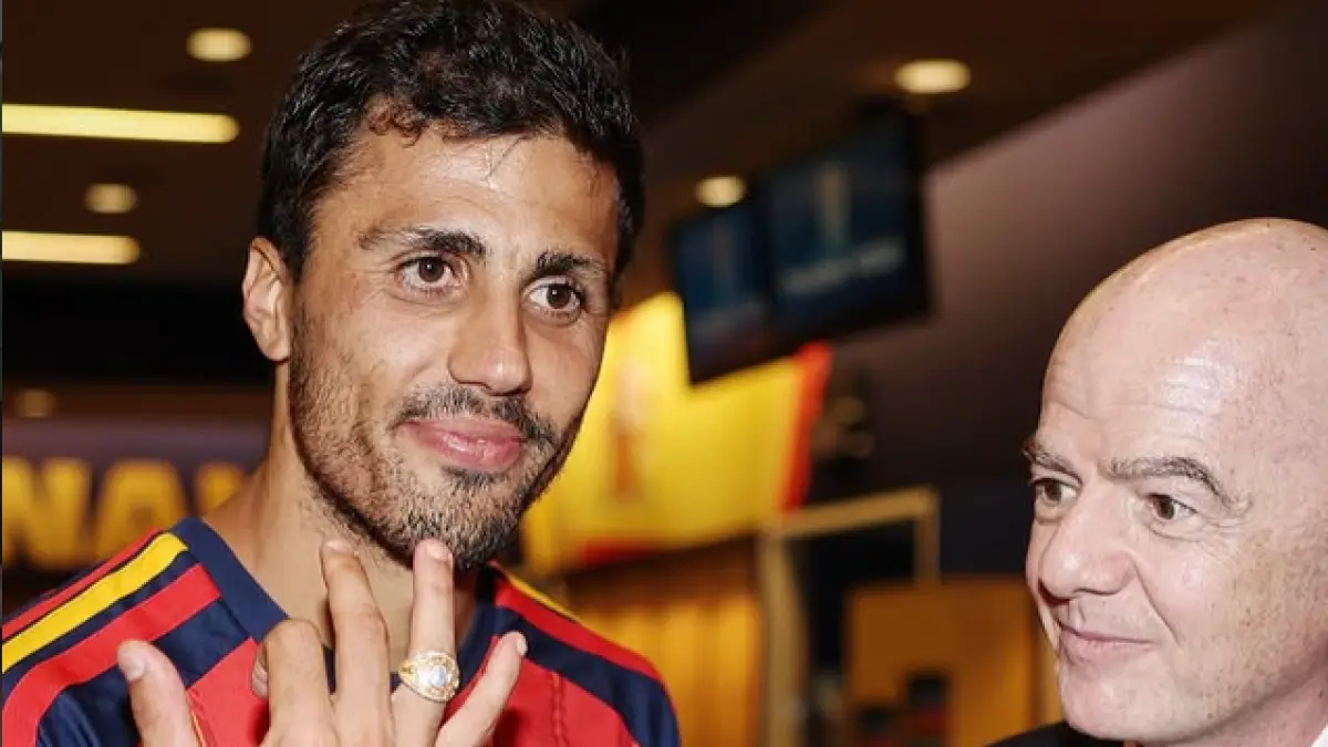 Gelandang Spanyol, Rodri memamerkan cincin juara Piala Dunia setelah mengalahkan Argentina di Final.