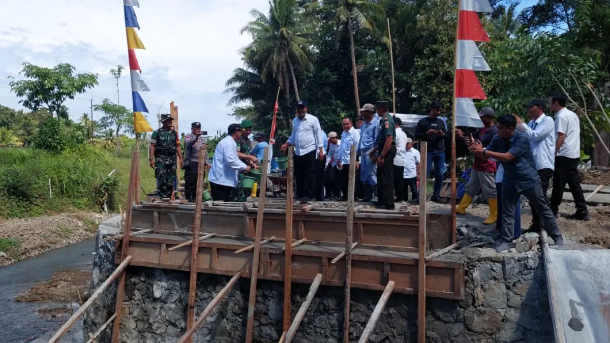 GOTONG ROYONG: Warga melakukan pengecoran jembatan yang dulunya rusak parah akibat bencana banjir. (ANOM BAGASKORO/RADAR JOGJA)