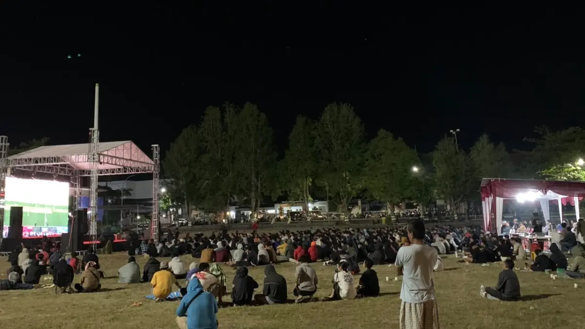 MERIAH: Alun-alun Wonosari dipadati ribuan warga yang mengikuti nonton bareng (nobar) final Piala Dunia yang difasilitasi Pemerintah Kabupaten Gunungkidul, Minggu (19/7/2026) malam. (Dzika Fajar/Radar Jogja)