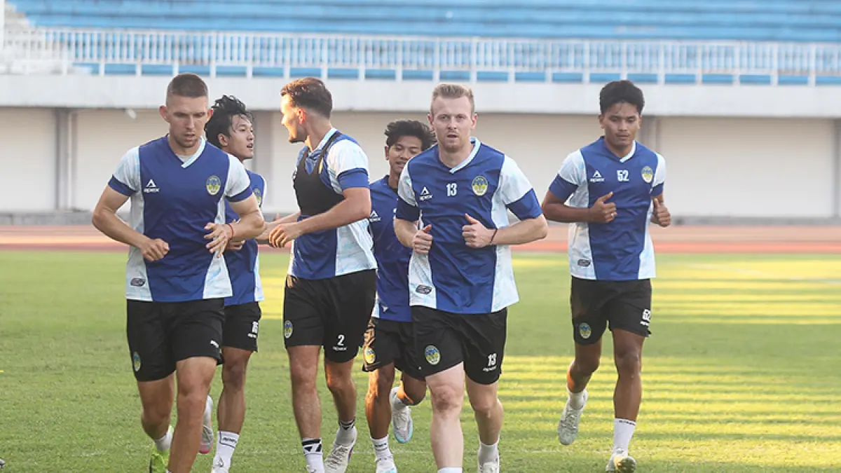 PERTAMA: PSIM Jogja menggelar latihan perdana jelang musim 2026/2027 di Stadion Mandala Krida, Jogja, kemarin (20/7). Latihan itu dibuka untuk umum sebagai upaya mempererat hubungan dengan suporter. (Foto: Guntur Aga Tirtana/Radar Jogja)