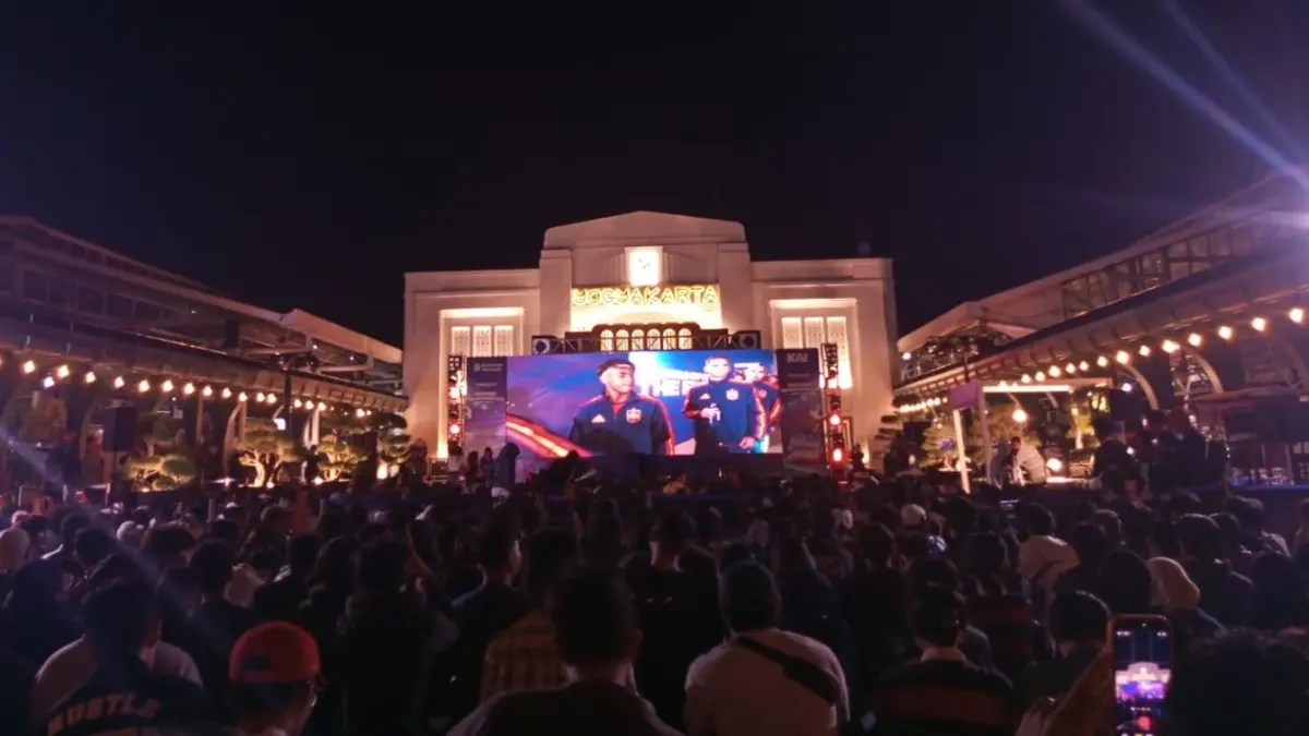 Ratusan pengunjung nonton bareng memadati pelataran Stasiun Tugu Jogjakarta pada Senin dini hari (20/7)- Yusuf Bastiar/Radar Jogja