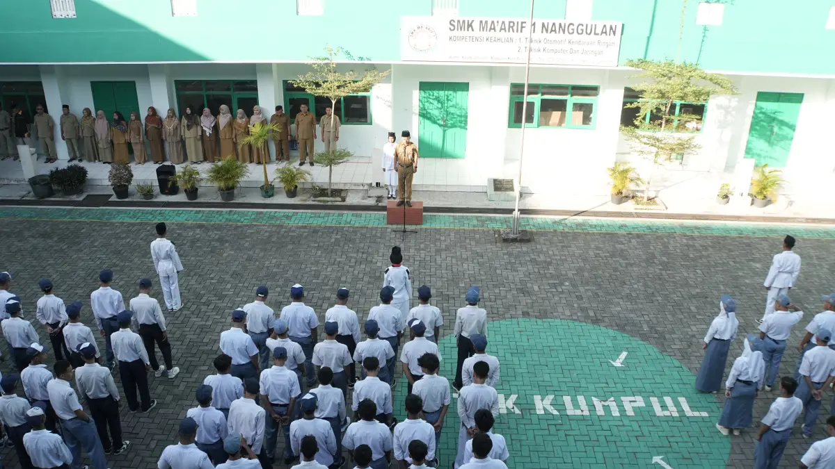 Wakil Bupati Kulon Progo membacakan sambutan saat Upacara Bendera di SMK Maarif Nanggulan 1.