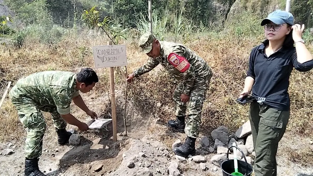 Warga bersama komunitas Joxzin Lawas Jogja-Jateng saat melakukan penanaman pohon di lereng Merapi, Senin (20/7)