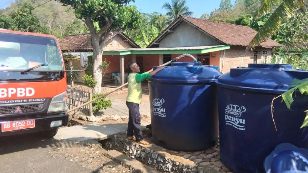 Petugas BPBD Gunungkidul menyalurkan bantuan air bersih kepada warga di wilayah terdampak kekeringan. Hingga Juli 2026, sebanyak 80 tangki air telah didistribusikan sebagai upaya memenuhi kebutuhan masyarakat menjelang puncak musim kemarau. (Dokumentasi BPBD)