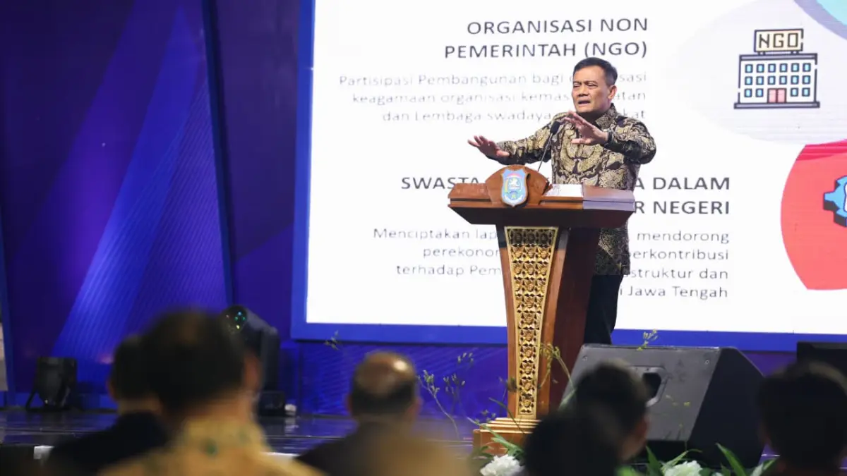 Ahmad Luthfi memberikan sambutan dalam gelaran Tegal Business Forum 2026 di Shangri-la Land Convention Hall, Kota Tegal, Selasa 21 Juli 2026.