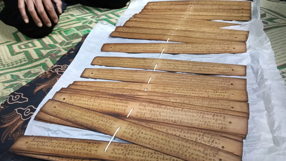 ARSIP SEJARAH: Naskah yang tertulis di daun lontar ini belum bisa dibaca. (Dok: Joko untuk Radar Jogja)