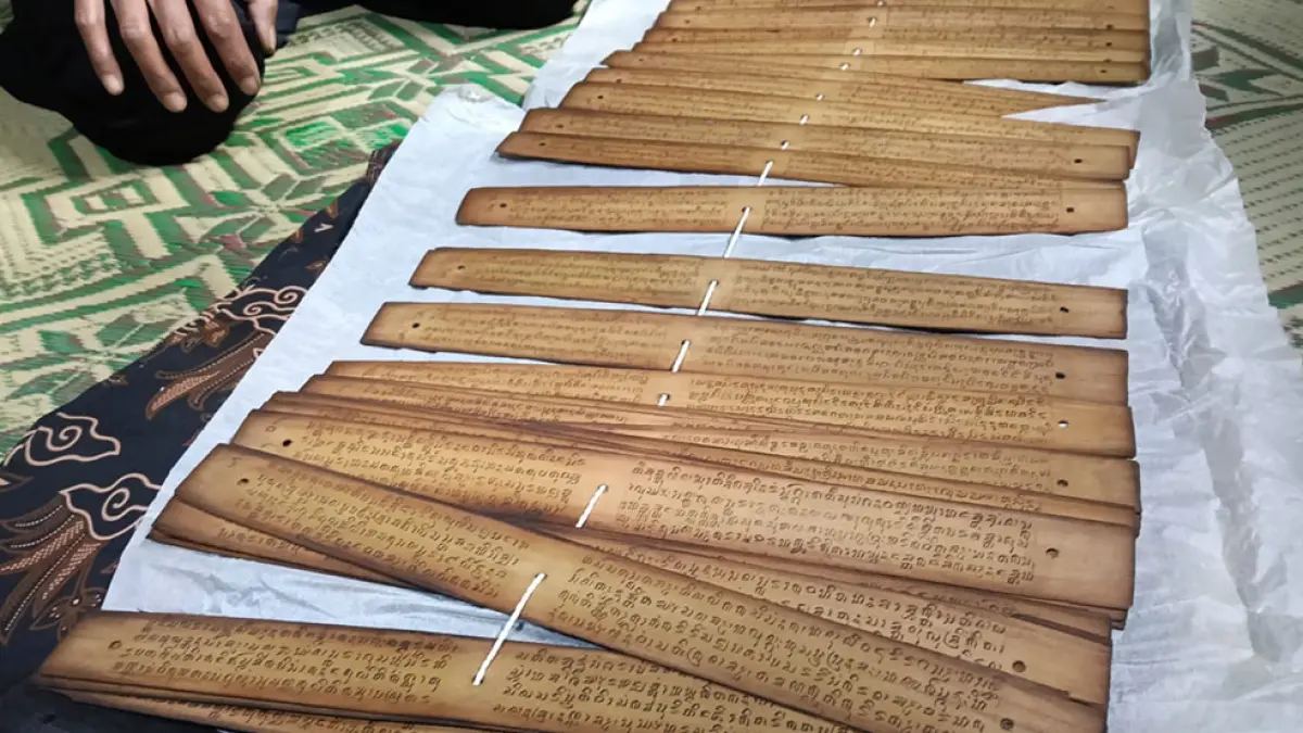 ARSIP SEJARAH: Naskah yang tertulis di daun lontar ini belum bisa dibaca. NAILA NIHAYAH/RADAR JOGJA
